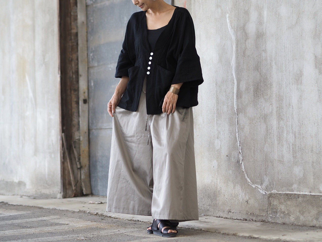 アイスグレー/紐で絞って調節するワイドパンツ