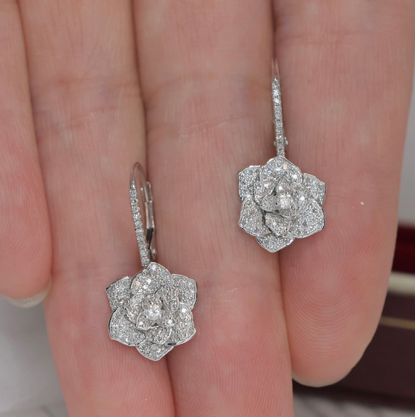 花モチーフ　天然ダイヤモンドピアス0.8ct　k18 1枚目の画像