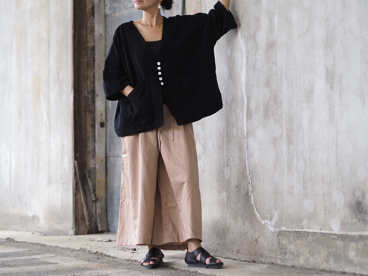 ピンクベージュ/紐で絞って調節するワイドパンツ