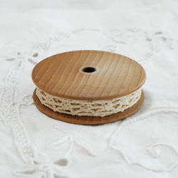 アンティーク 木製丸型糸巻き+レース50cm B 1枚目の画像