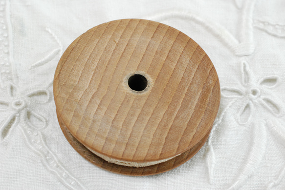 アンティーク 木製丸型糸巻き+レース50cm B 3枚目の画像