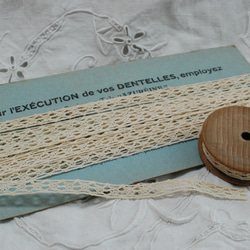 アンティーク 木製丸型糸巻き+レース50cm B 4枚目の画像