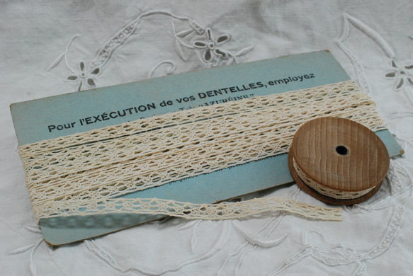 アンティーク 木製丸型糸巻き+レース50cm B 4枚目の画像