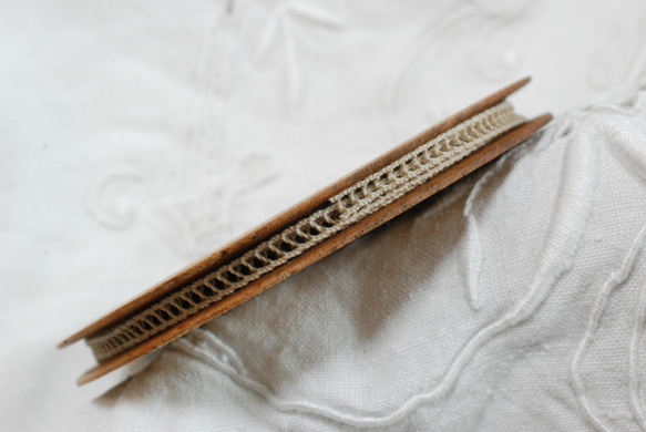 アンティーク 木製丸型糸巻き大+レース60cm A 3枚目の画像