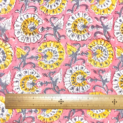 【50cm單位】粉黃白花印度手工塊印花布料棉質 第6張的照片