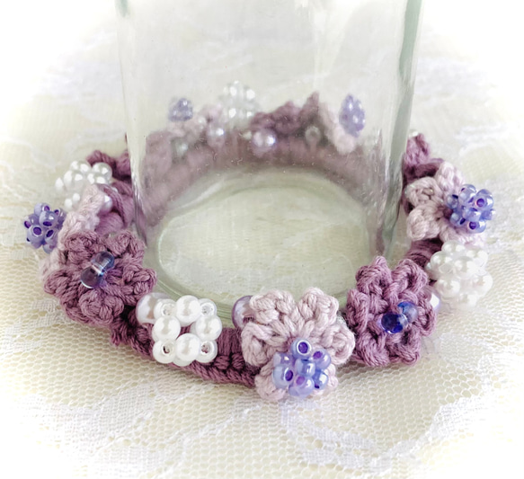 花モチーフとビーズボールとビーズのシュシュ 1枚目の画像