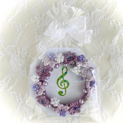 花モチーフとビーズボールとビーズのシュシュ 4枚目の画像