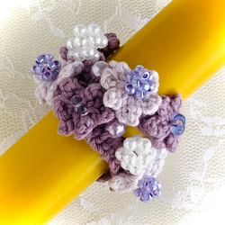 花モチーフとビーズボールとビーズのシュシュ 2枚目の画像