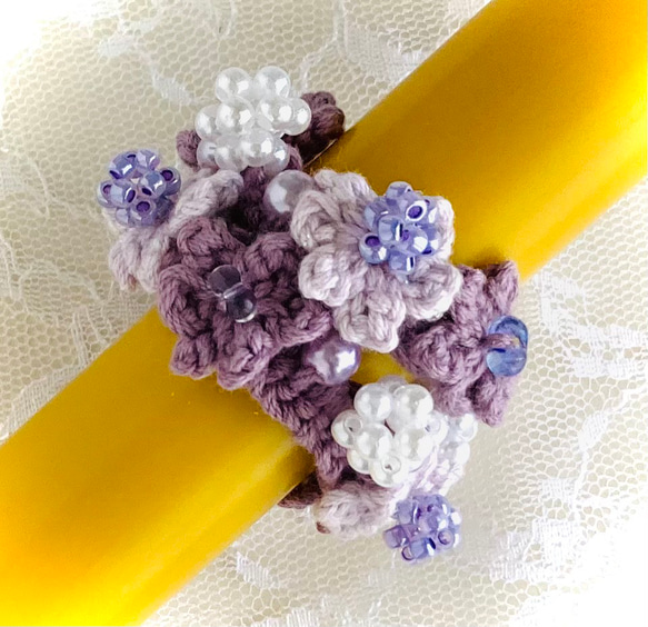 花モチーフとビーズボールとビーズのシュシュ 2枚目の画像