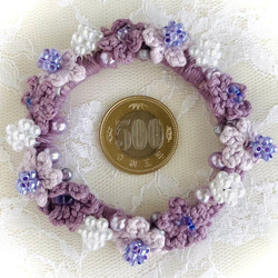 花モチーフとビーズボールとビーズのシュシュ 3枚目の画像