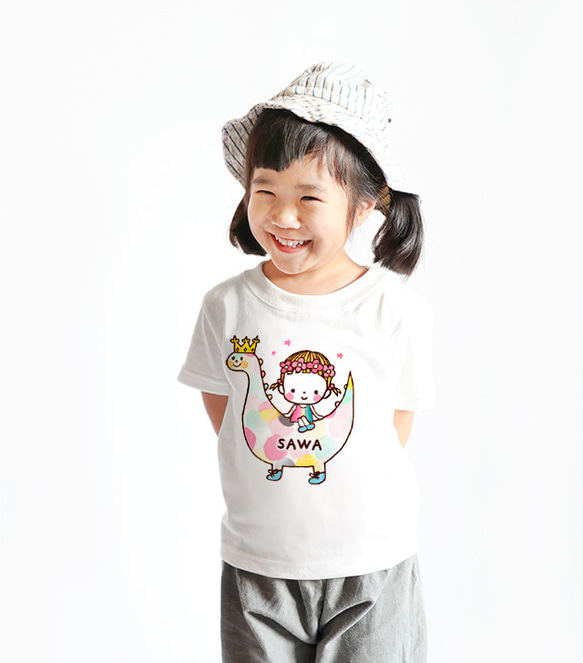 名入れ　名前入り　 キッズTシャツ（恐竜と虹のワンピースちゃん） 2枚目の画像