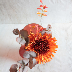 特集掲載！秋の大輪菊のブーケをアクリルパレットのフラワーベースに投げ入れたアレンジ【フラワーベース付き】 10枚目の画像