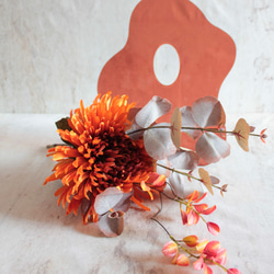特集掲載！秋の大輪菊のブーケをアクリルパレットのフラワーベースに投げ入れたアレンジ【フラワーベース付き】 8枚目の画像
