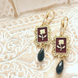 深紅と漆黒・薔薇のゴシックピアス 2枚目の画像