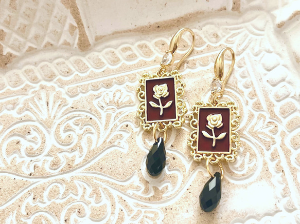 深紅と漆黒・薔薇のゴシックピアス 2枚目の画像