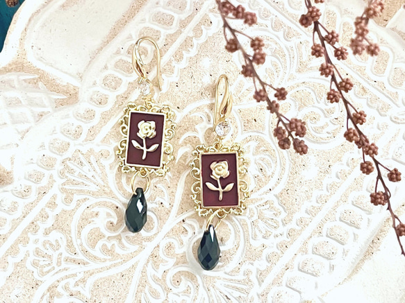 深紅と漆黒・薔薇のゴシックピアス 1枚目の画像