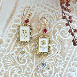 薔薇とクリスタルのゴシックピアス・ホワイト 1枚目の画像