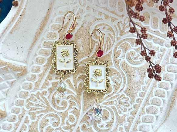 薔薇とクリスタルのゴシックピアス・ホワイト 1枚目の画像