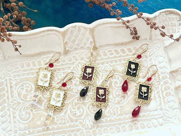 薔薇とクリスタルのゴシックピアス・ホワイト 2枚目の画像