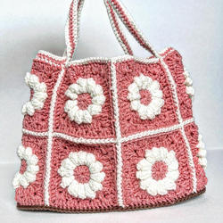 鮮やかなピンク色の編み物ハンドバッグ 2枚目の画像