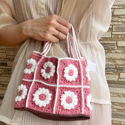 鮮やかなピンク色の編み物ハンドバッグ 4枚目の画像