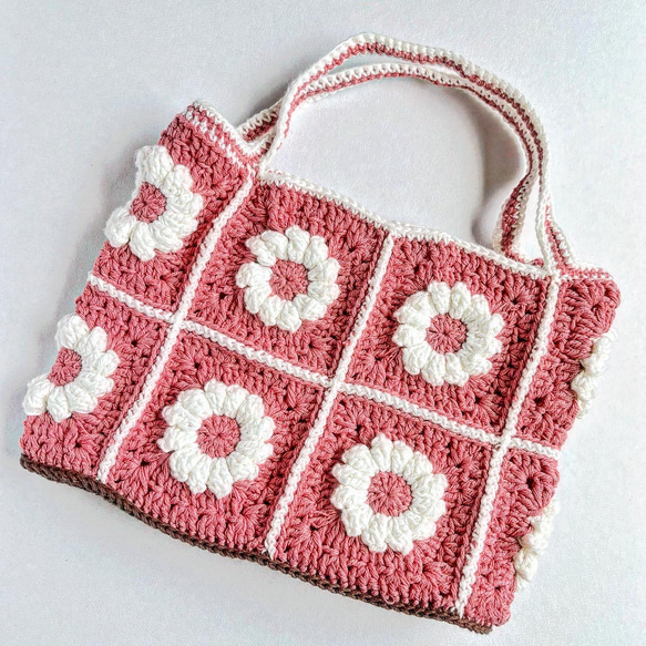 鮮やかなピンク色の編み物ハンドバッグ 1枚目の画像