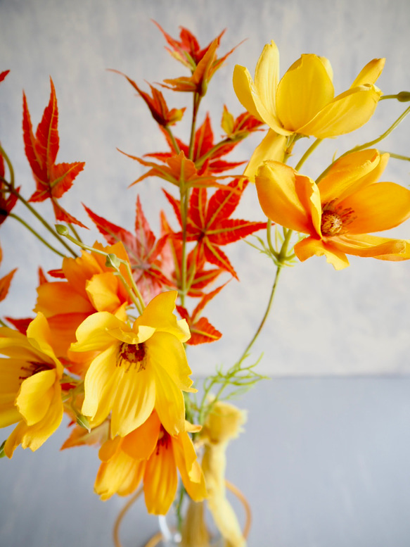 【赤紅葉とイエローコスモス】｜アーティフィシャルフラワー 花瓶アレンジ｜ギフト・インテリア雑貨| 秋 10枚目の画像