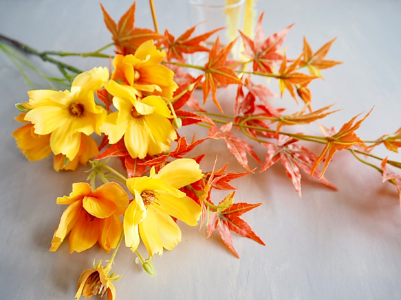 【赤紅葉とイエローコスモス】｜アーティフィシャルフラワー 花瓶アレンジ｜ギフト・インテリア雑貨| 秋 7枚目の画像