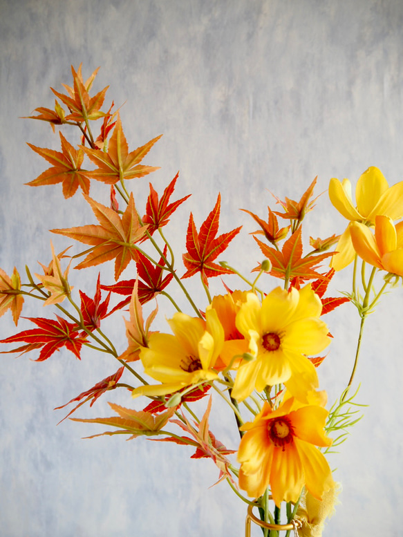 【赤紅葉とイエローコスモス】｜アーティフィシャルフラワー 花瓶アレンジ｜ギフト・インテリア雑貨| 秋 3枚目の画像