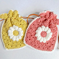 ぷっくりお花モチーフの編み物巾着 4枚目の画像