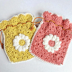 ぷっくりお花モチーフの編み物巾着 3枚目の画像