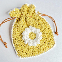 ぷっくりお花モチーフの編み物巾着 1枚目の画像