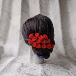 真っ赤な薔薇づくしの髪飾り　プリザーブドフラワー　　お洒落ヘッドドレス　個性的な髪飾り　かぶらない豪華な仕上がり 5枚目の画像