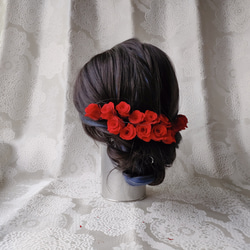 真っ赤な薔薇づくしの髪飾り　プリザーブドフラワー　　お洒落ヘッドドレス　個性的な髪飾り　かぶらない豪華な仕上がり 4枚目の画像