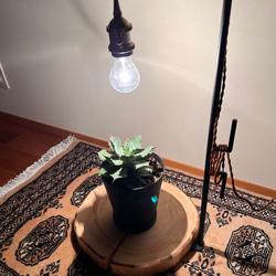 ヒノキとアイアンのライトスタンド　玄関、リビング等に　インテリアグリーン　観葉植物　ディスプレイ　間接照明 2枚目の画像