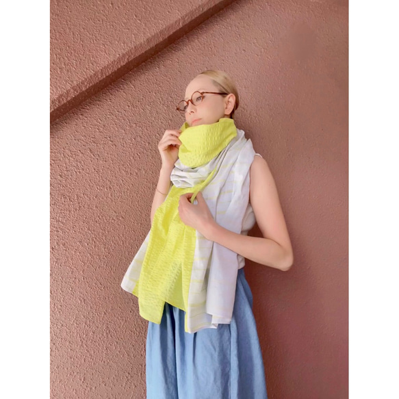 超級輕便❤️非常適合夏天❤️涼爽輕盈❣️蓬鬆的大圍巾❤️非常適合旅行和防曬❤️黃色 第5張的照片