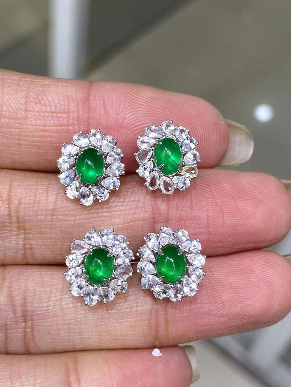 エメラルド&ホワイトサファイアピアスk18 ピアス（スタッド・一粒  