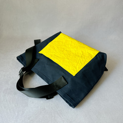 [調節腰帶] 石蠟帆布手提袋 S 海軍藍 x 黃色（皺紋特殊輕質材料） 第4張的照片