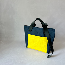 [調節腰帶] 石蠟帆布手提袋 S 海軍藍 x 黃色（皺紋特殊輕質材料） 第2張的照片