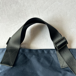 [調節腰帶] 石蠟帆布手提袋 S 海軍藍 x 藍色（褶皺特殊輕質材料） 第8張的照片