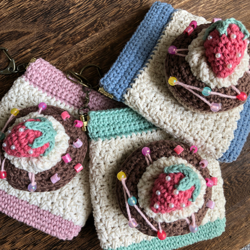 あみぐるみ・いちごドーナツのバネ口ポーチ・ブルー ポーチ kou_garden