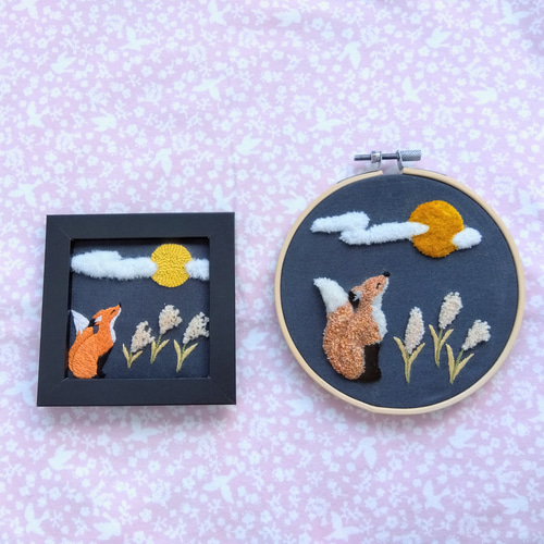 お月見しているキツネ 刺繍 額縁 狐 きつね 十五夜 その他アート