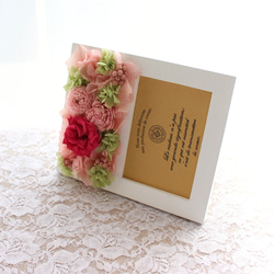 濃い目ピンクの写真立て【選べるカード付き】 フォトフレーム 誕生日 結婚 記念日 花 プリザーブドフラワー　お供え 7枚目の画像