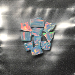 《人工オパール》(ネオンオパール) 原石 ターコイズ/赤斑 1.0g ⑩ (樹脂含侵) 1枚目の画像