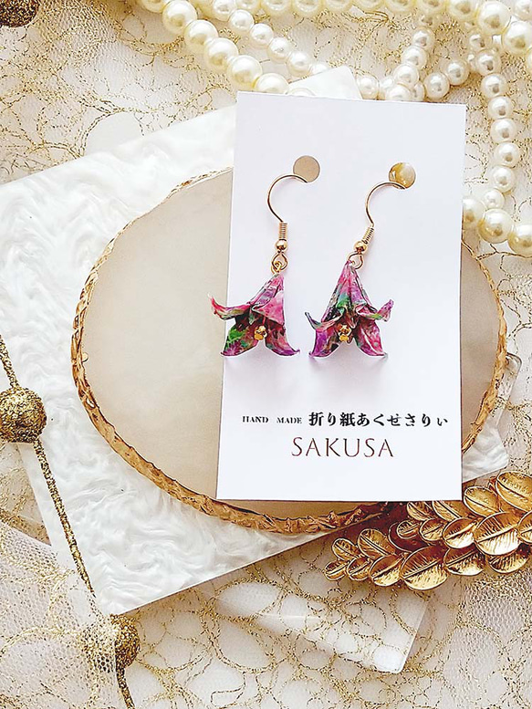 百合の花のフックピアス・折り紙アクセサリー・和風・SAKUSA・夏・浴衣 1枚目の画像