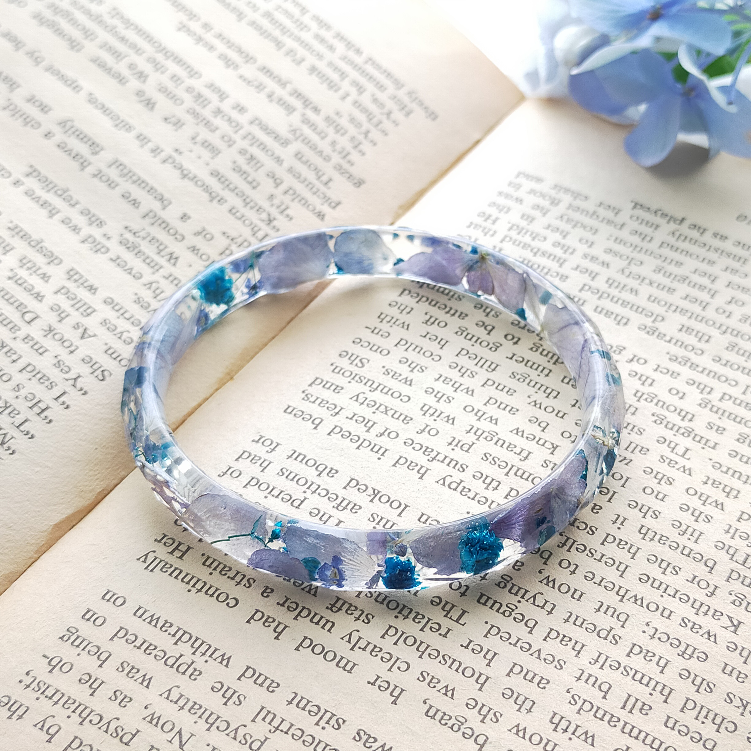 〜紫陽花とかすみ草の青色バングル〜　くすみカラー　アンティーク　紫　ドライフラワー　レジン　クリア　春夏秋冬　シンデレラ