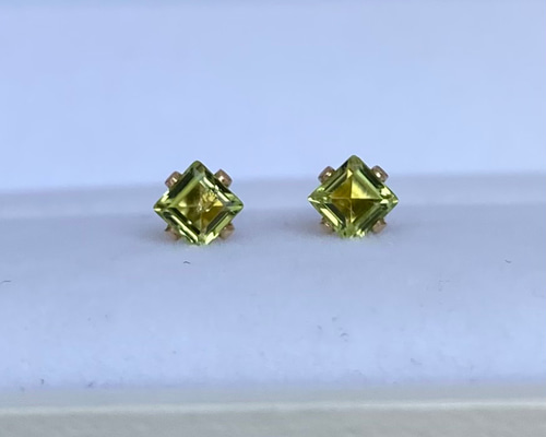 14kgf》最上級 ペリドット 3mm スクエア ソリティアピアス/イヤリング  