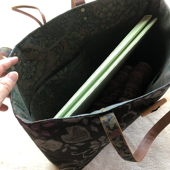 アンティーク大島紬のトートバッグ　リバーシブル　茶花　A4サイズがらくらく入ります　ギフトに　着物リメイク 4枚目の画像