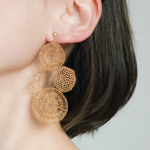 特大！極細ワイヤーで編む5連ラウンドのピアス／イヤリング［ゴールド