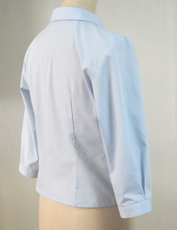（再販）台衿付きシャツカラーのブラウス（ブルー地） 3枚目の画像